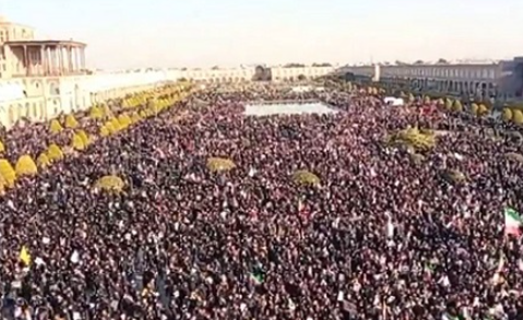 Ribuan Warga Isfahan Beri Penghormatan Terakhir Khamenei