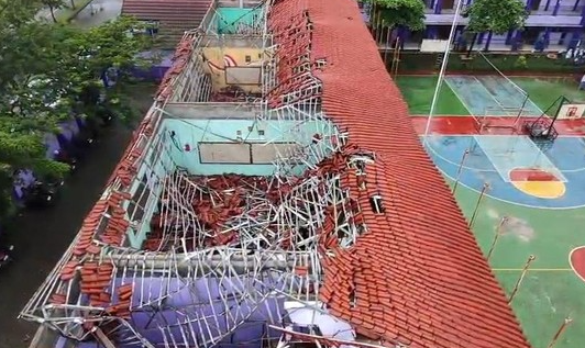 atap-di-sman-2-gunungputri-roboh