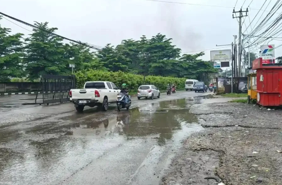 Jalan Pasar Kemis Tangerang Berlubang Akibat Hujan