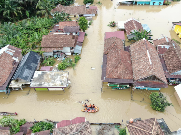 Cuaca Ekstrem Terjang Pulau Jawa Sebabkan Kerusakan Besar
